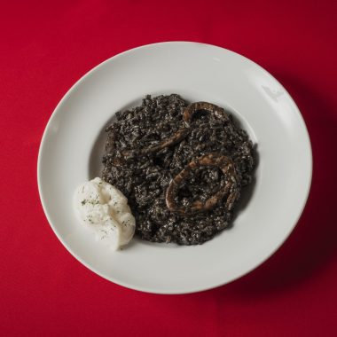 Restaurante Arrocería La Raíz en Valladolid tiene recetas caseras en un amplio restaurante familiar, de sencillos salones modernos, especializado en arroces. Restaurante Arrocería La Raíz está situado en la calle de Recondo 3 en Valladolid, con teléfono 983 22 82 47 y página web www.arrocerialaraiz.es. La fotografía, realizada por el fotógrafo gastronómico corporativo Carlos Mateo de Fotos de tu Empresa. Fotos de tu Empresa se enorgullece de colaborar con negocios de restauración para ofrecer fotografías profesionales que destacan su excelencia. https://fotosdetuempresa.com/portfolio/restaurantes/ . Correo info@fotosdetuempresa.com
